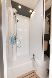 Kabina prysznicowa. W połączeniu z wyłożonymi tworzy- wem sztucznym drzwiami przesuwnymi ścianka obrotowa tworzy kabinę prysznicową, która jest w pełni zabezpieczo- na przed wodą. To najlepszy sposób na wykorzystanie tej ograniczonej przestrzeni.