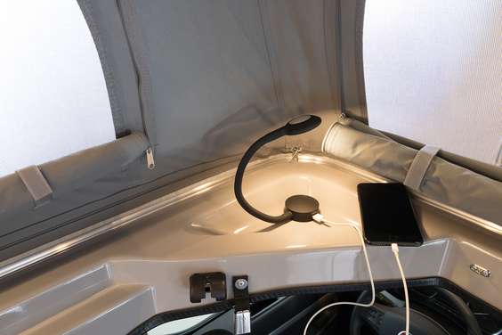 W podnoszonym dachu sypialnym opcjonalnie dwie lampy z elastycznym ramieniem i gniazdem USB.